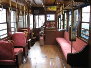 レトロ電車「かごでん」車内